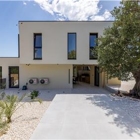 4 bedroom villa with heated pool and sea view in Vinišće, sleeps 8